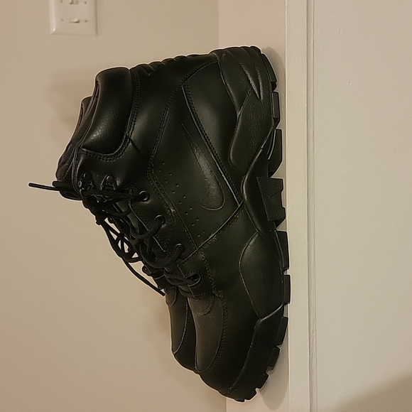 Nike Other - Gently worn black men Nike boots